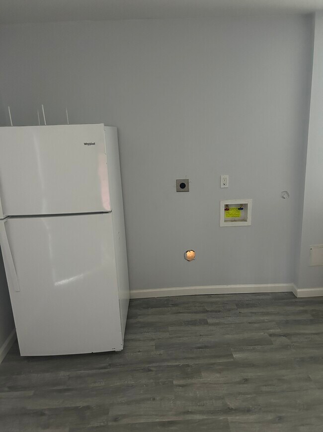 Building Photo - Sharpe 4unit condo