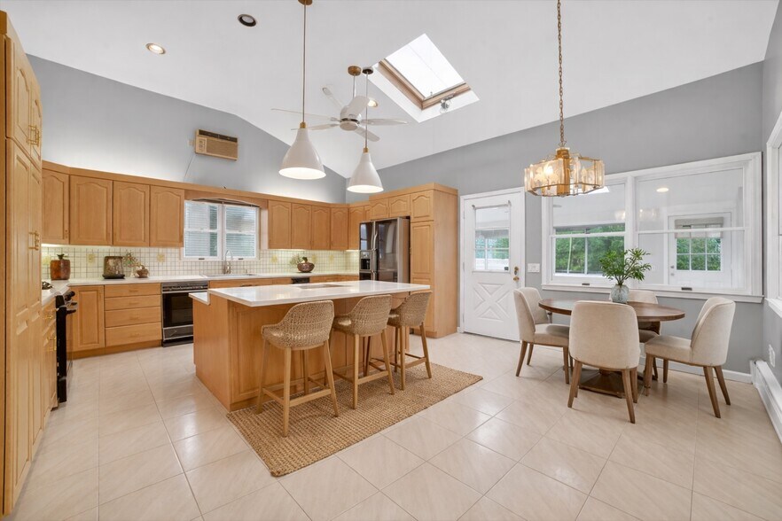 Building Photo - 4 Amackassin Ter