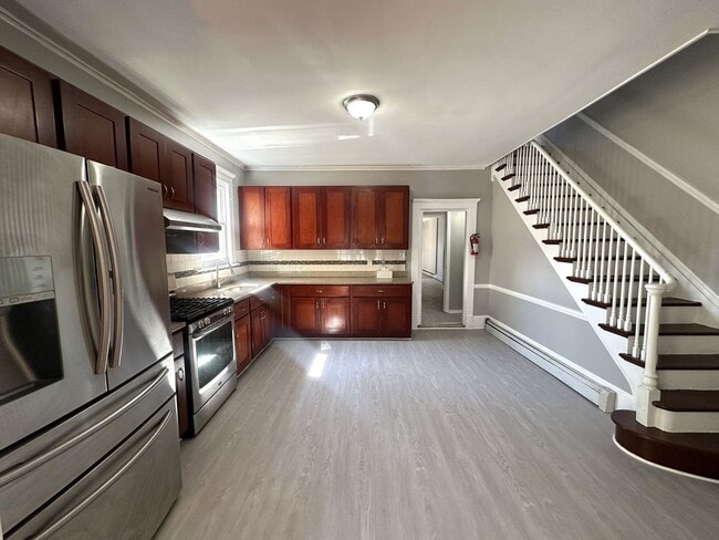Building Photo - 5 bedrooms, 1 bathroom