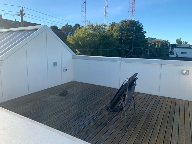 Building Photo - Capital Hill Row House ! 3 bed, 3 bath 194...