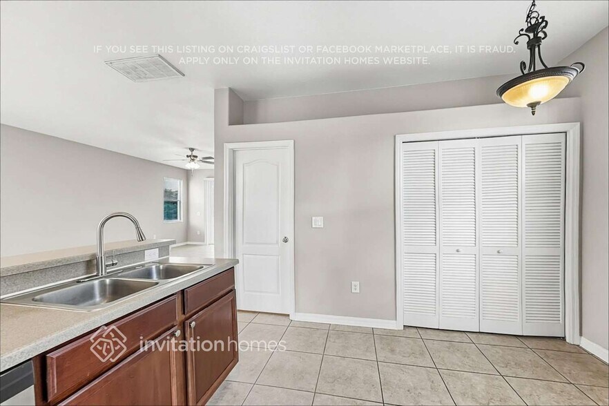 Building Photo - 7232 53rd Pl E