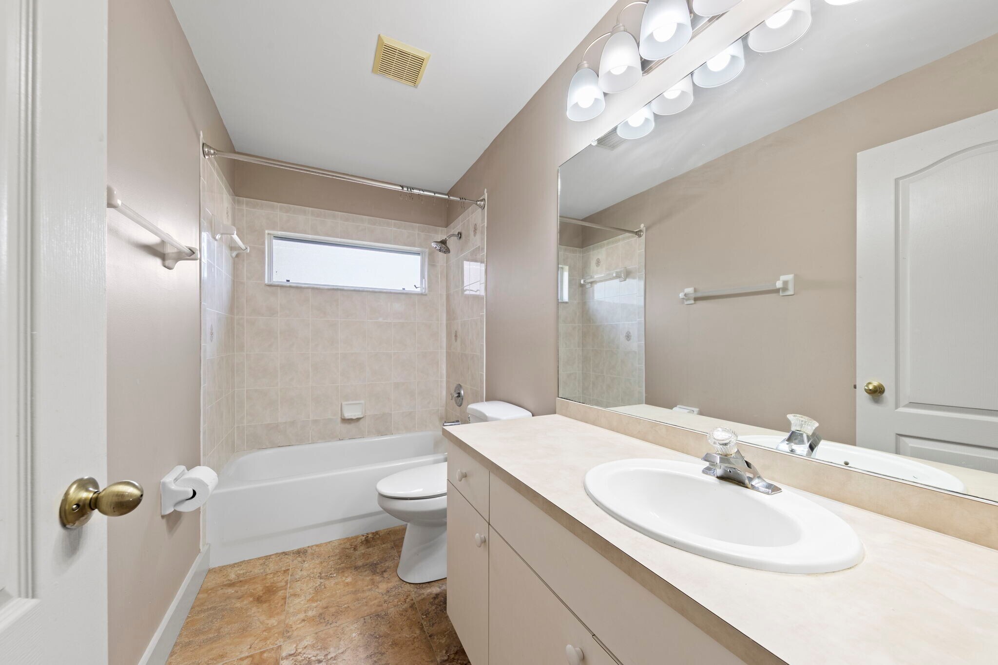Building Photo - 409 SW 47th Ter
