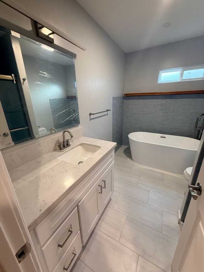 Building Photo - Newly remodeled three bedroom house in Wilmington ready to rent!