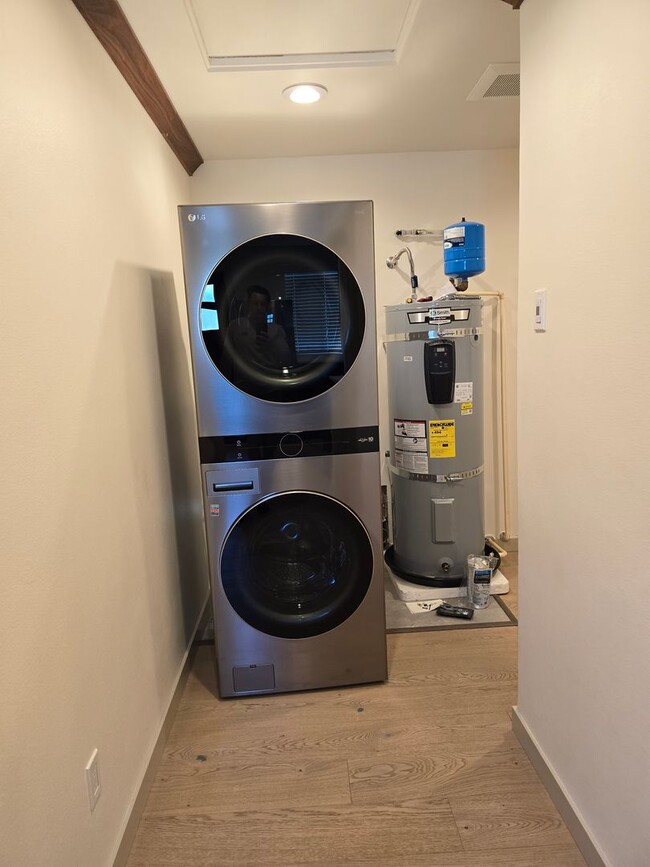 Building Photo - 1bed 1bath Home in Tacoma with lots of parking and W/D