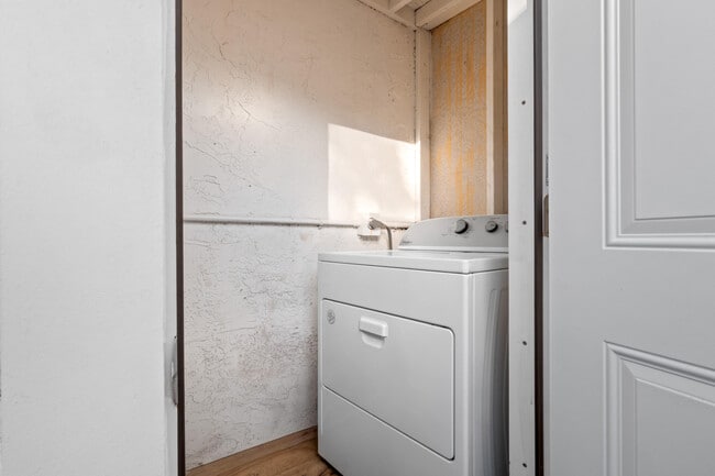 Building Photo - 818 NE 14th Pl