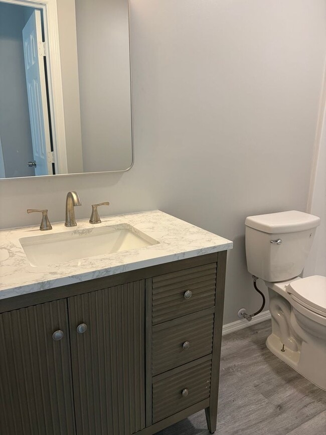 Building Photo - Newly Renovated 2 Bedroom Duplex in Maitland Available Now! Modern Finishes!