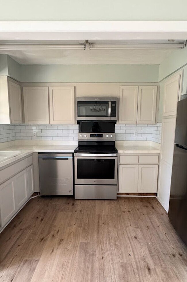 Building Photo - Stylish Seminole Condo with Private Garage in Chateaux de Bardmoor 55+ Community