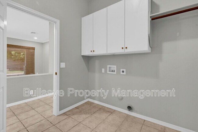 Building Photo - 1550 N Robin Ln