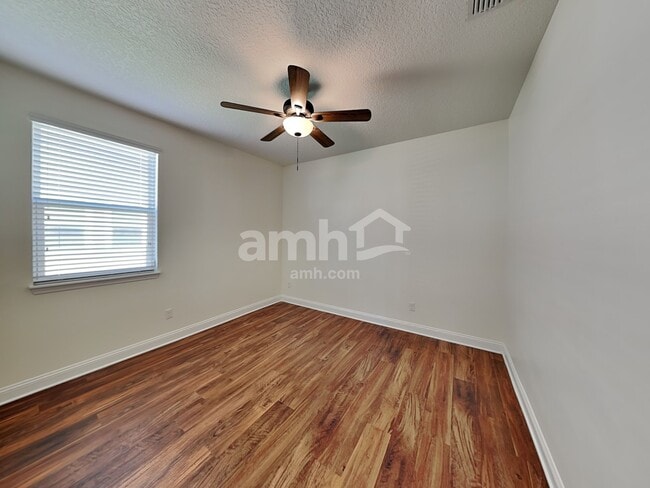 Building Photo - 3298 Roundabout Dr