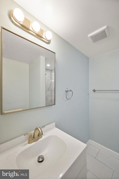 Building Photo - 328 S Macon St.