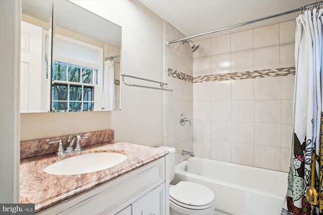 Building Photo - 450 W Glebe Rd