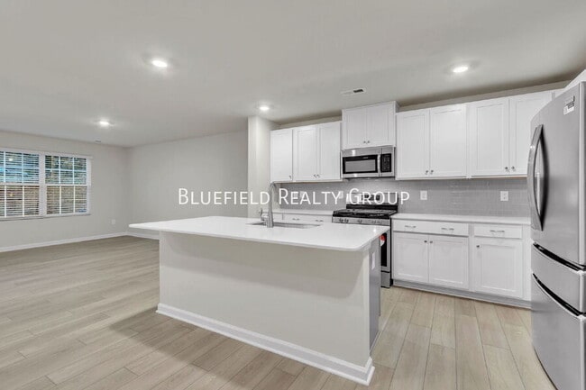 Building Photo - 808 Harper St