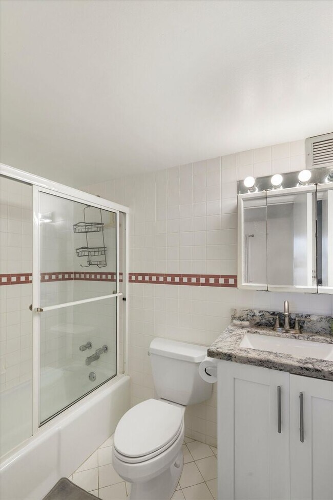 Building Photo - 3 Bedroom 2 Bathroom Furnished Condo