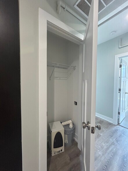 Building Photo - 1000 Crain St