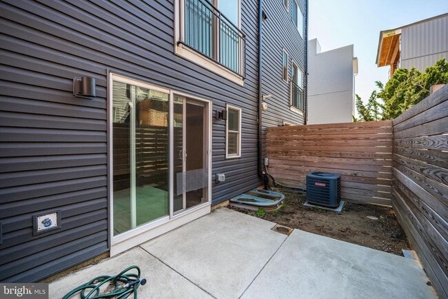 Building Photo - 1442 Hope St