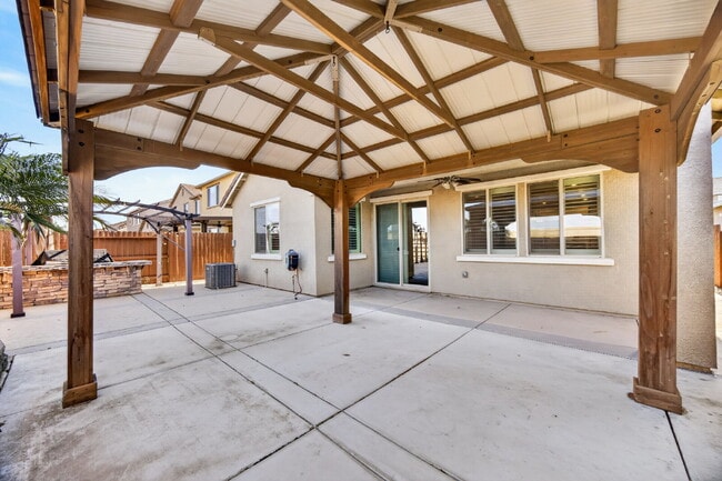 Building Photo - Charming 3-Bedroom Haven in Elk Grove with 2 Full Baths and 1603 Sq Ft of Comfort!