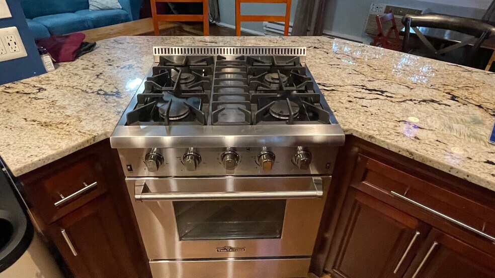 Building Photo - 3338 Valley Dr