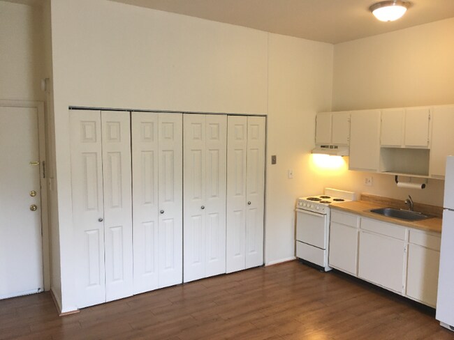 Building Photo - 15 E Read St