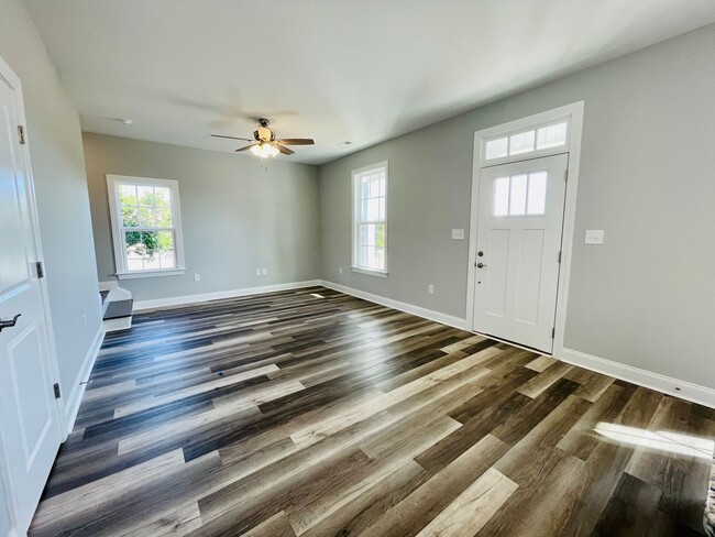 Building Photo - Adorable 2bd/2.5ba cottage in downtown Aynor - Ready for move in!!