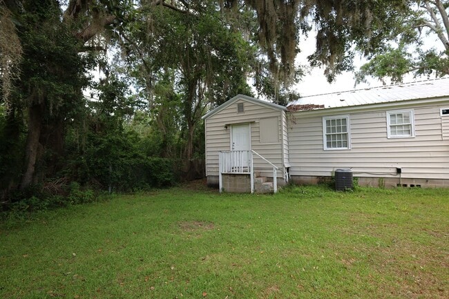 Building Photo - 817 Lilly St