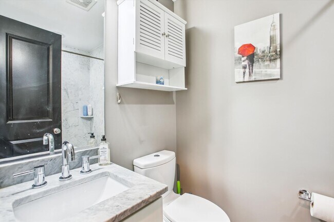 Building Photo - 2 BED PLUS DEN!!! * Fully Furnished and Fa...