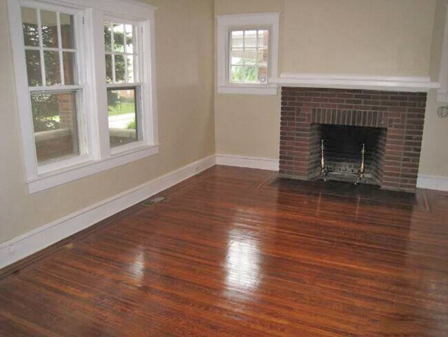 Building Photo - 3 BR Home with Natural Light, Covered Porches & Bonus Sunroom