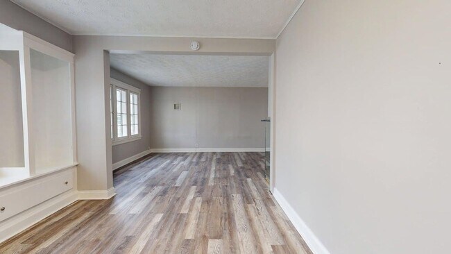 Building Photo - 2121 W 105th St