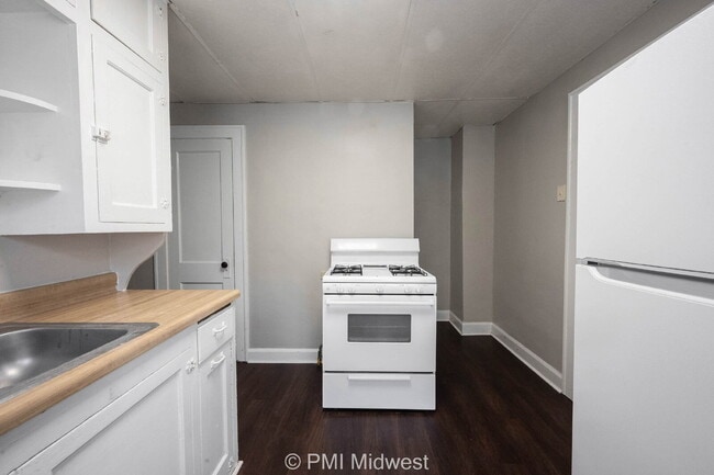 Building Photo - "Charming 1-Bedroom Duplex Retreat on East...