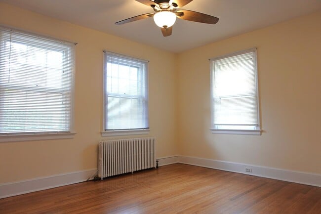 Building Photo - Country Charmer