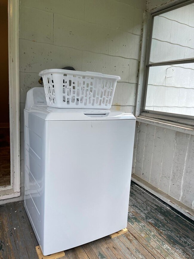 Building Photo - Your search ends here! Rent today!!