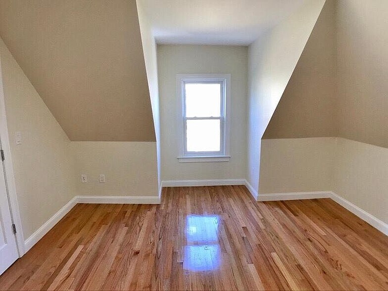 Bedroom 1 - 12 Harris St