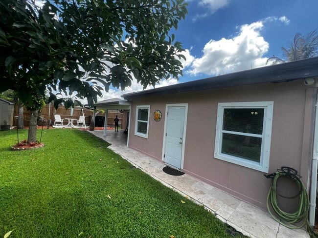 Building Photo - 3 BEDROOM 2 BATH CONVENIENTLY LOCATED WITH A TROPICAL OASIS IN THE BACK YARD!