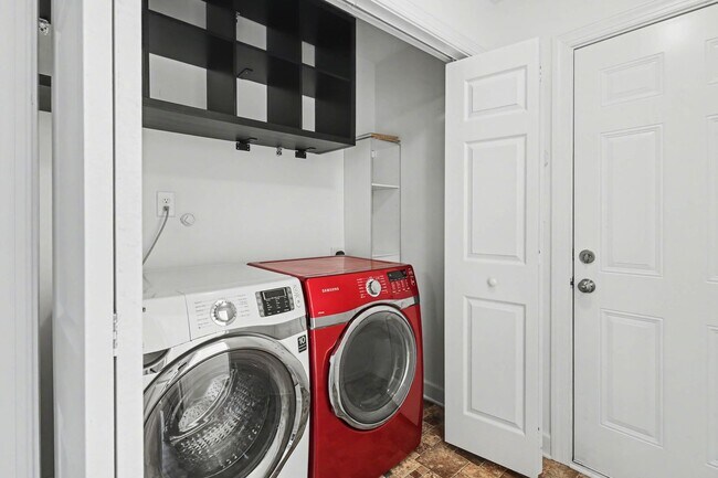 Building Photo - 4-bedroom, 2.5 bath with wooded view!