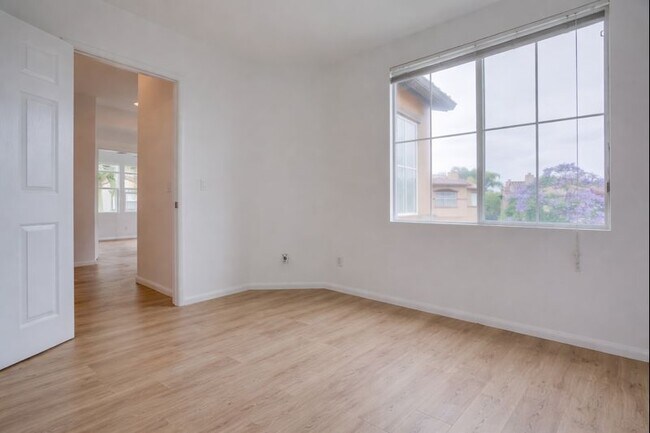 Building Photo - 634 Sumner Way