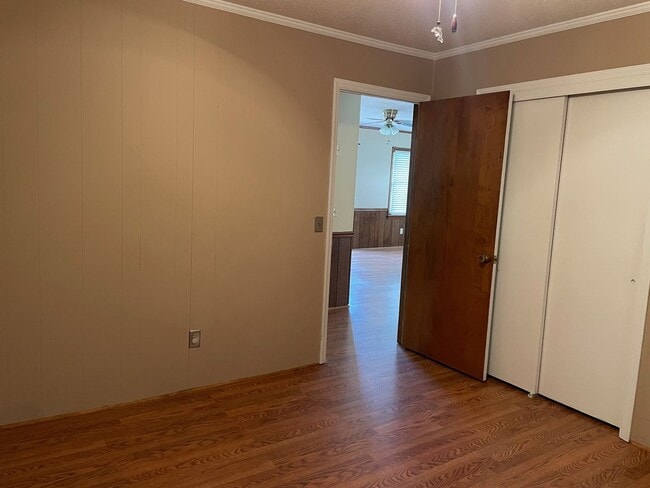Building Photo - 3 BED, 2 BATH BRICK HOME LOCATED IN COUNTR...