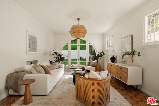 Building Photo - 1518 N Beverly Dr