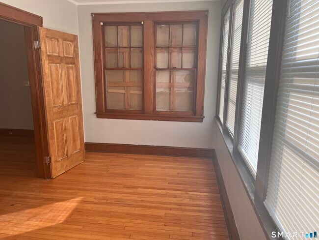 Building Photo - 460 Anson St