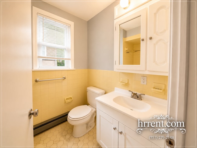Building Photo - Amazingly Large 4 Bedroom 2 Bathroom Two Story Home located in the Chesterfield Heights area of N...