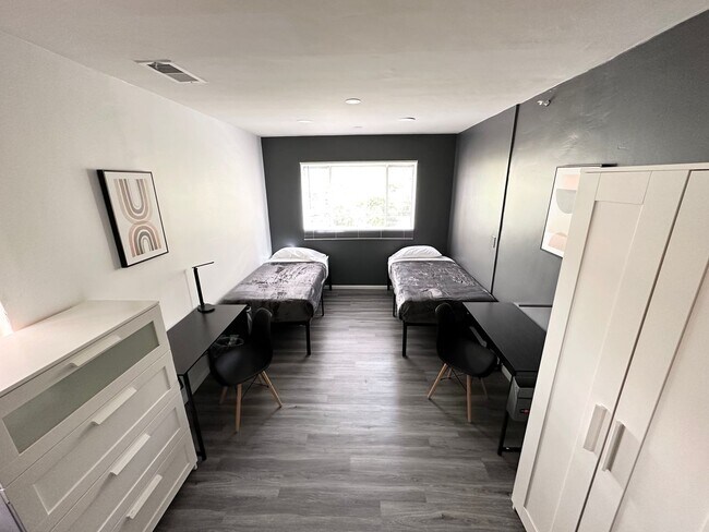 Building Photo - 832 Hilgard Ave