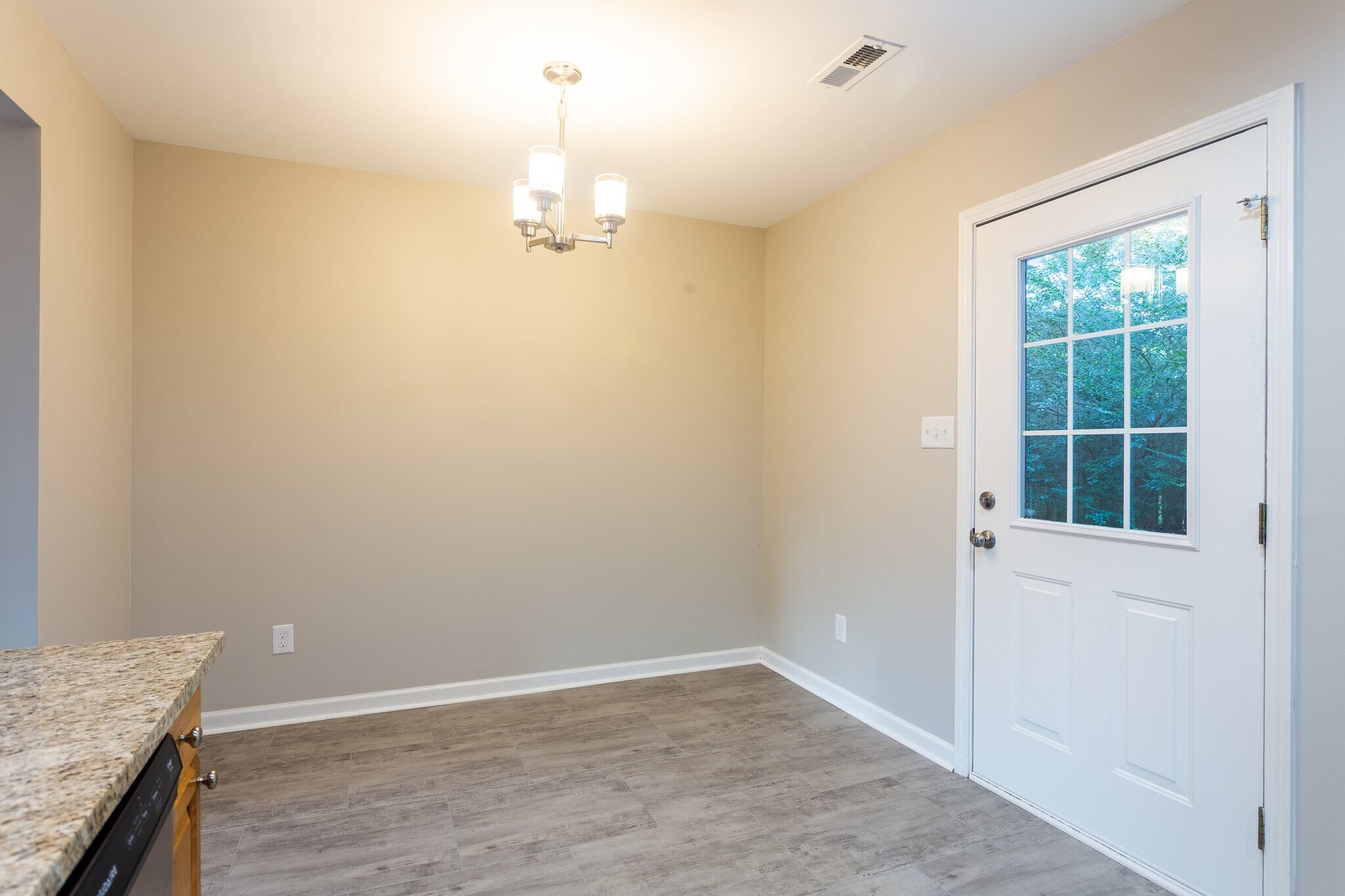Building Photo - 220 Halo Dr