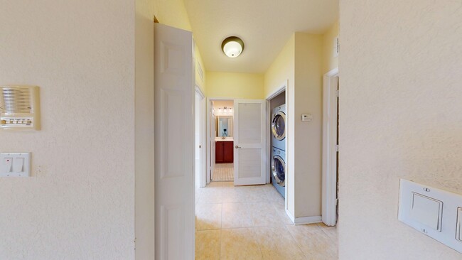 Building Photo - Modern Style Tri-Level Townhome 2BR/ 2.5BA...