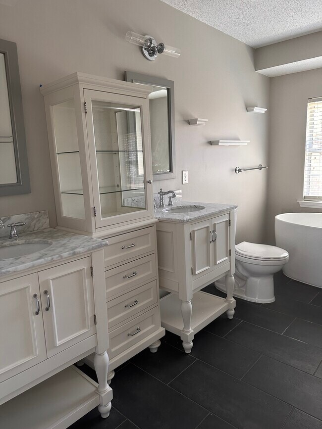 Building Photo - 213 Trailview Dr