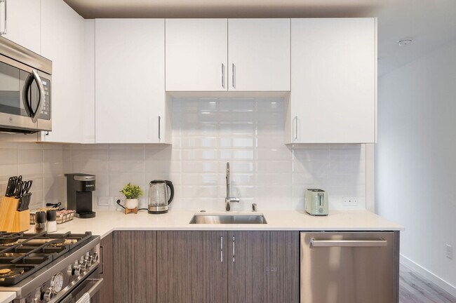 Building Photo - 4453 Aurora Ave N