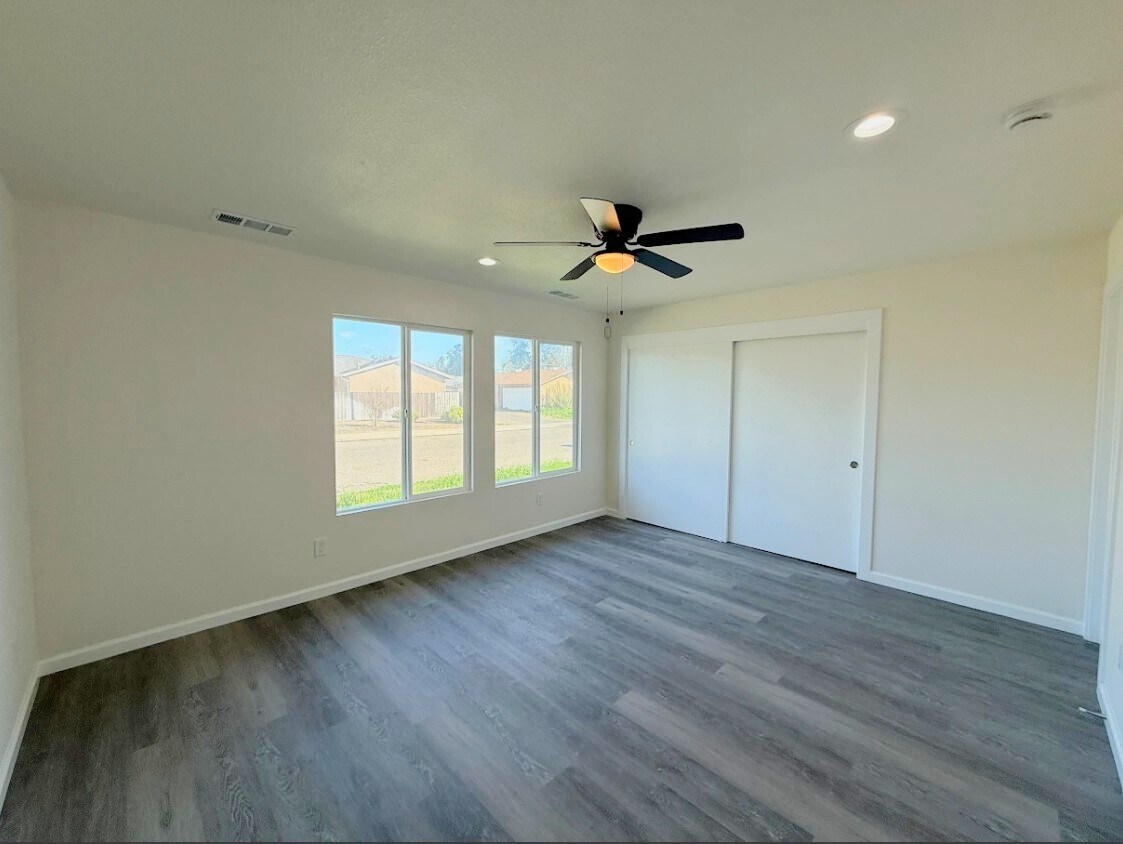 Building Photo - 1420 Lansing St