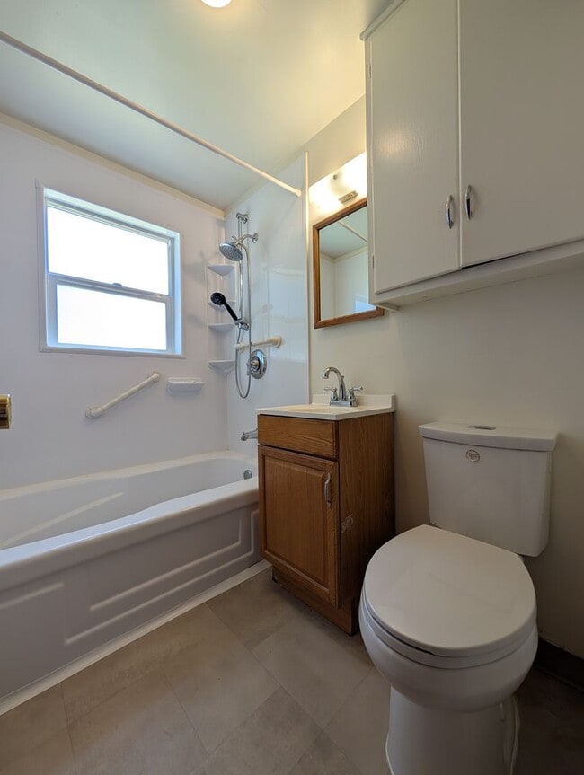 Building Photo - Nice 3 bed/1 bath with large backyard and ...