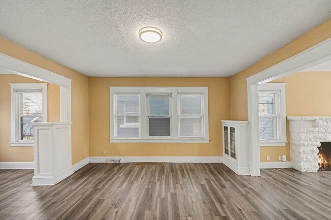 Building Photo - Beautiful 2 Bedroom 1 Bathroom house in Kansas City!