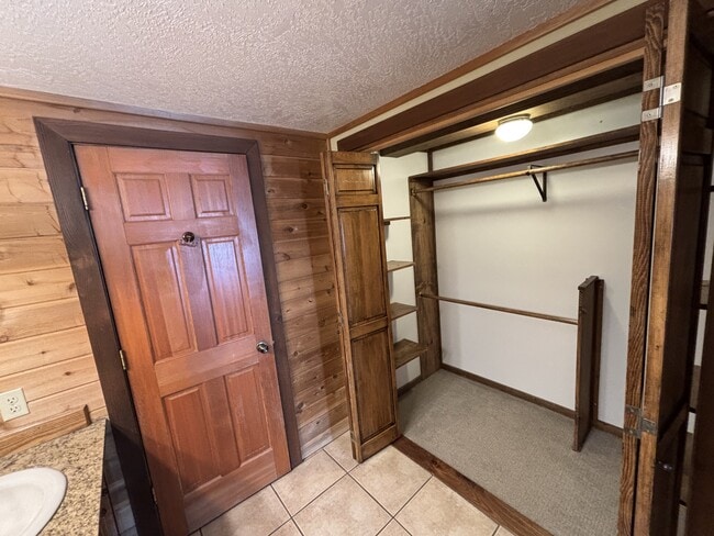 Building Photo - 1655 W Big Trail Dr