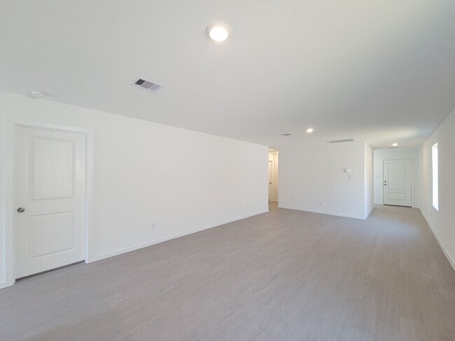 Building Photo - This single-story home shares an open layout between the kitchen, nook and family room for easy e...