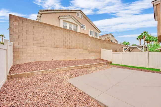 Building Photo - Charming Two-Story Townhome in a Gated Com...