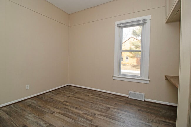 Building Photo - 415 Riverside Ave N